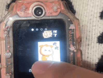 媽媽開啟女兒電話手錶，瞬間破防！給去世外公發兩年資訊，滿屏都是“想你了”