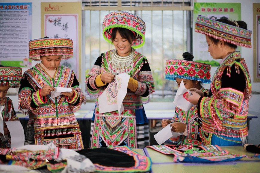 【天眼影像】黔西：非遺刺繡進課堂