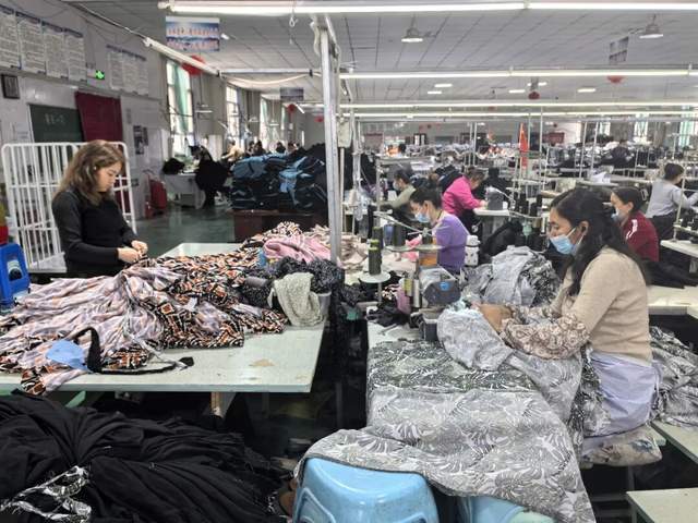 澤普縣：服裝企業生產忙 衝刺首季“開門紅”