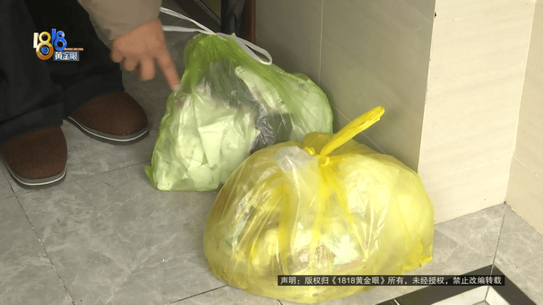 扔掉的垃圾被物業扔回家門口，業主感覺被“侮辱”， 物業：業主長期拒繳物業費，多次表示“就是要白嫖物業服務”