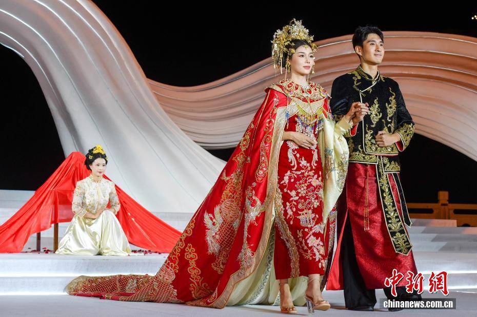 三亞天涯海角婚慶節上演中西婚俗秀