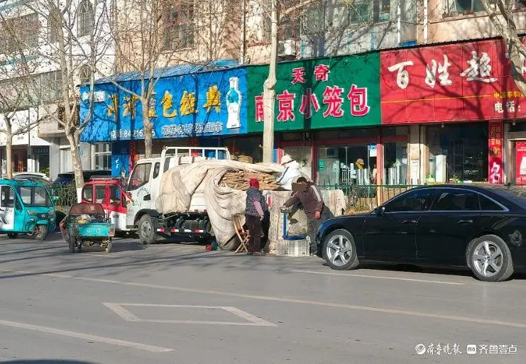 情報站·隨手拍|濟南濟陽實驗小學周邊商販佔道，交通擁堵成難題