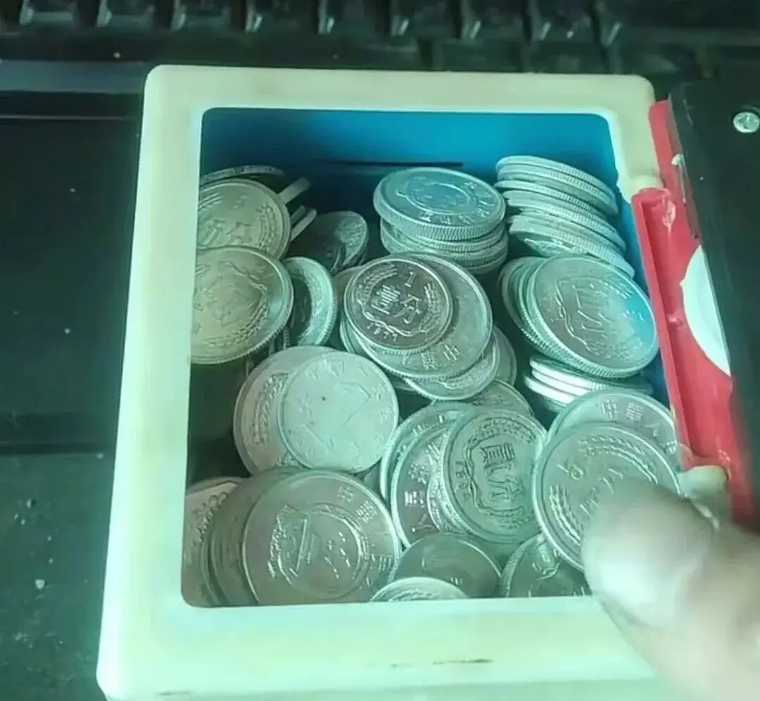 “女兒穿上我兒時的衣服，這是姥姥收藏了三十年的愛呀……”