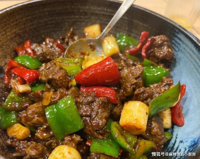 原創女子把香蕉插進苦瓜裡做美食，既好看又上檔次，連飯店大廚都佩服