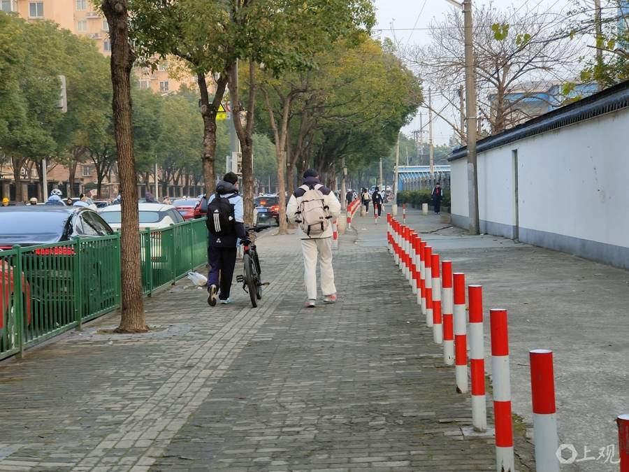 佔道快遞清了 路人不再“與車共舞”