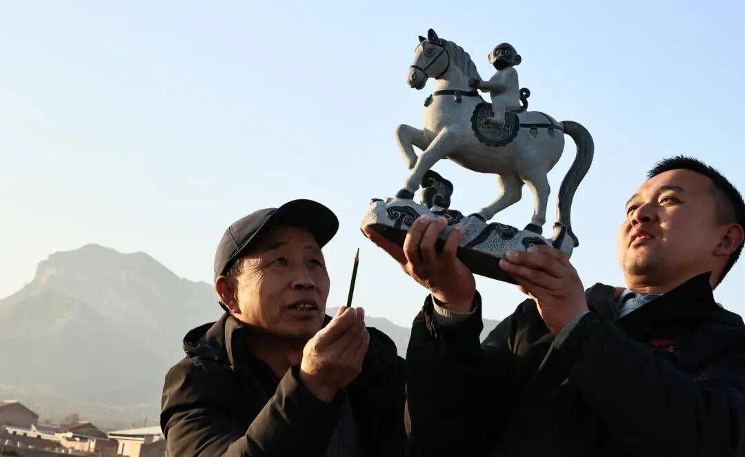 馬年臨近，生肖“石雕馬”雕刻受歡迎