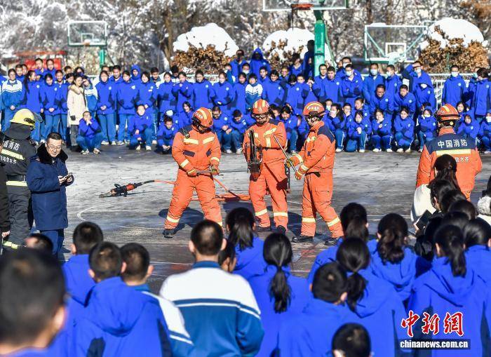 烏魯木齊：消防宣傳月活動走進中學校園