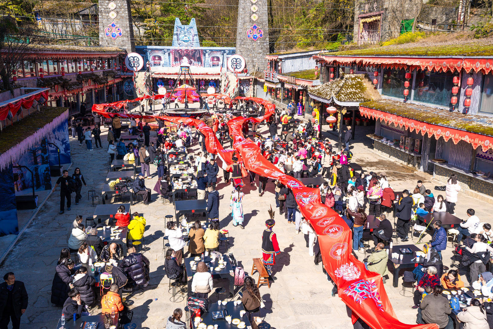 四川九皇山推出“萬人刨湯宴”，面向公眾免費發放10000份羌族刨湯宴美食券和門票