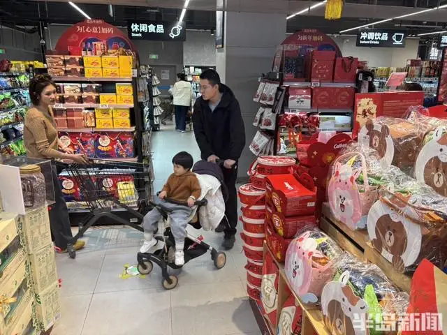 貨架滿滿當當，市民忙購“年味”