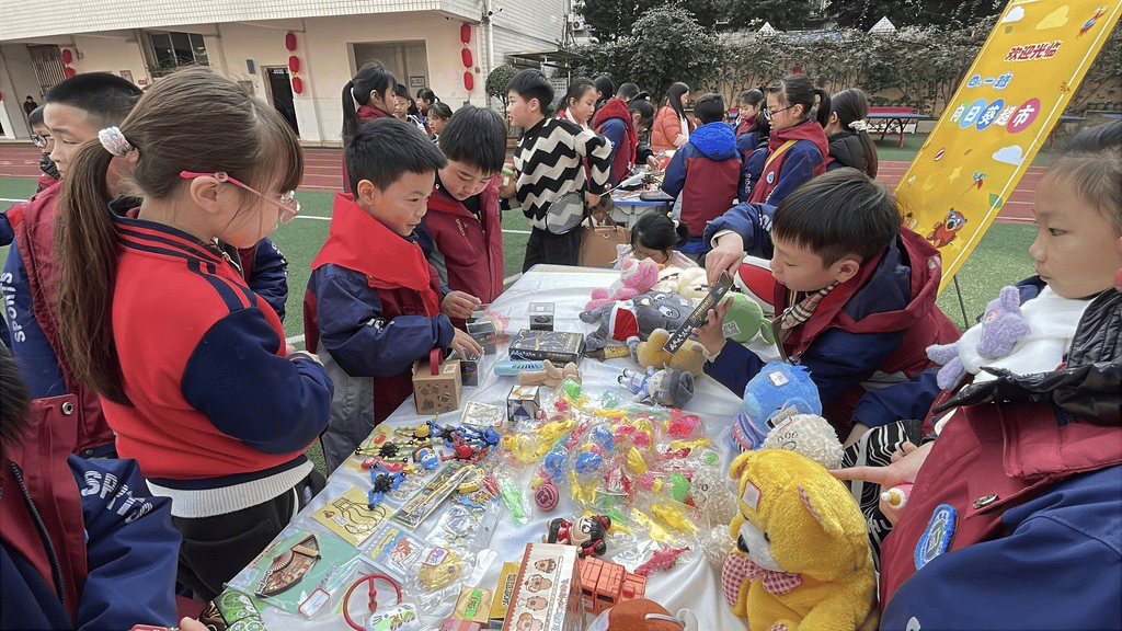 “小攤位”大誠信 重慶榮昌一小學舉辦紅領巾愛心義賣活動