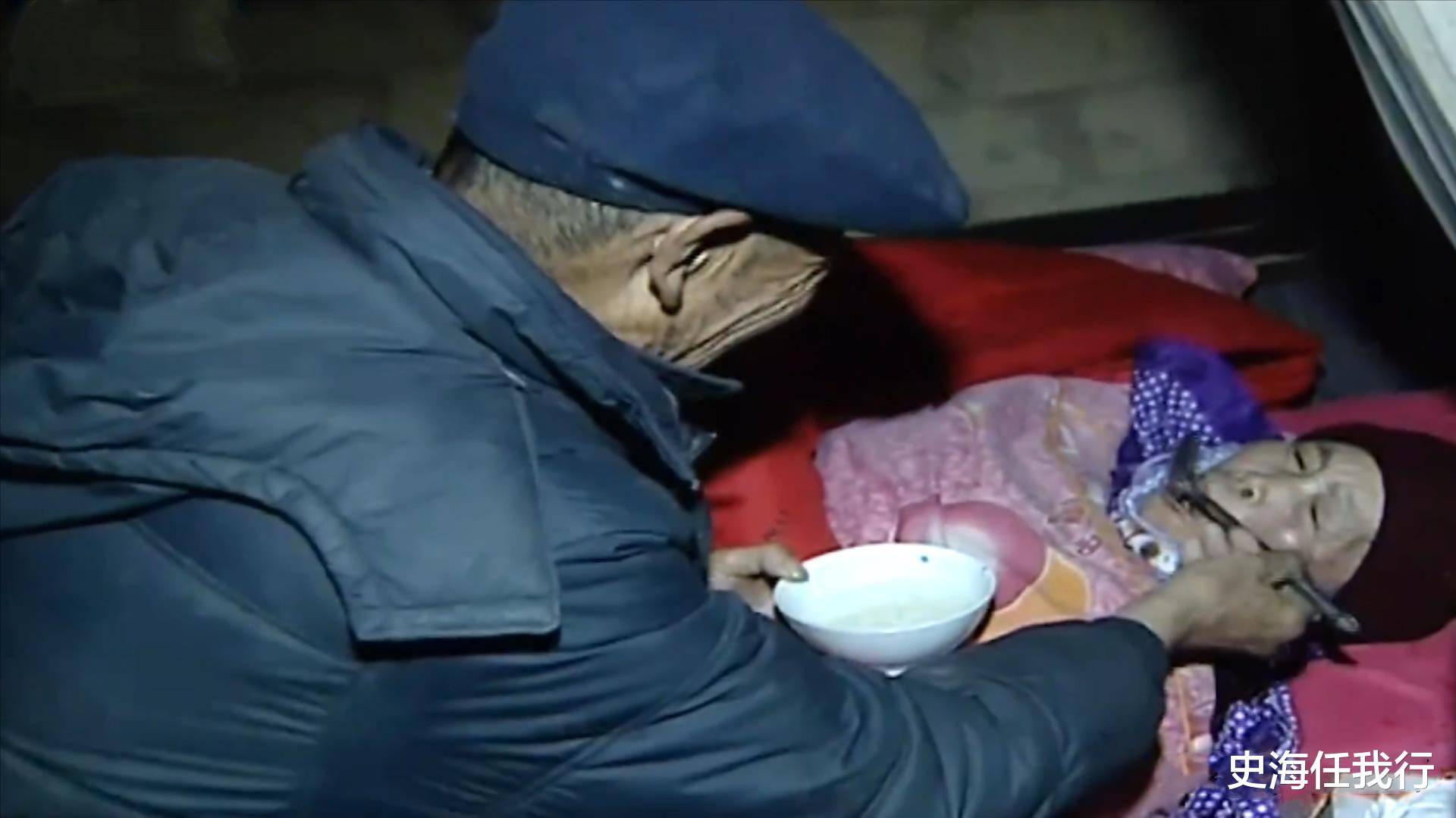 原創夫妻養育四子女，年老癱瘓後被丟門外，兒子叫囂：讓法律來懲治我