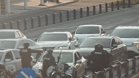 民警當街攔停汽車！腳墊下驚現兩根金條......