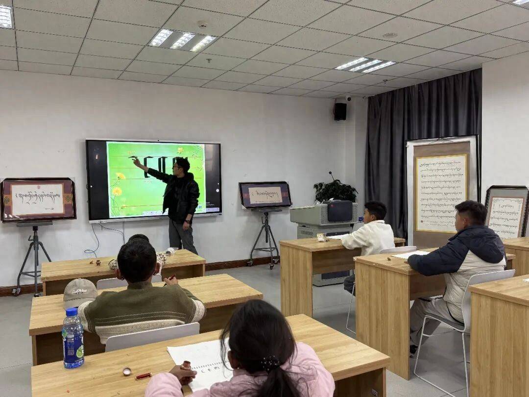 西藏拉薩市圖書館組織開展藏文書法一日書寫體驗活動