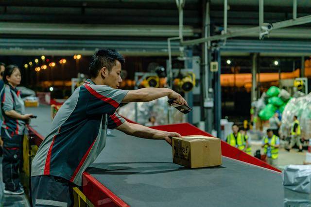 多家快遞企業宣佈：春節期間服務“不打烊”