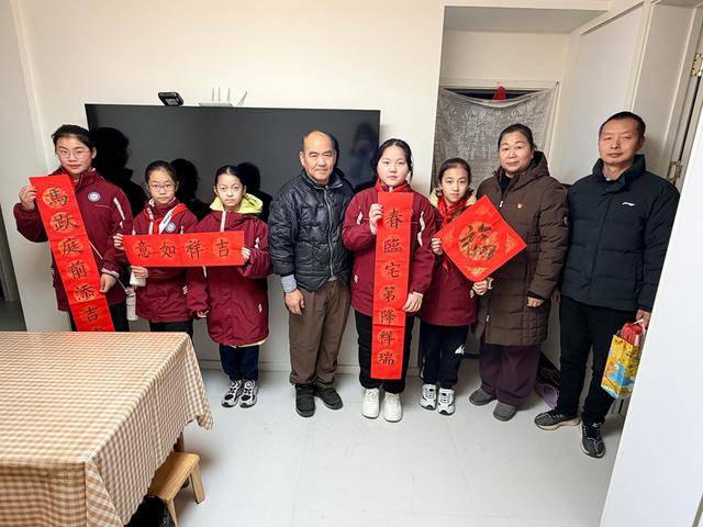 鄭州市二七區京廣路小學“小小書法家”把祝福送給普通民眾