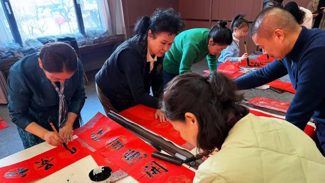 蛟河市送春聯致敬“城市美容師”