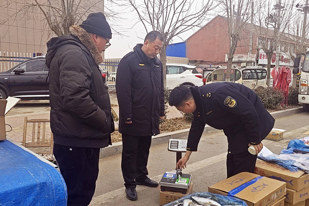 無棣縣水灣市場監管所開展春節前農村集貿市場電子計價秤檢定檢查
