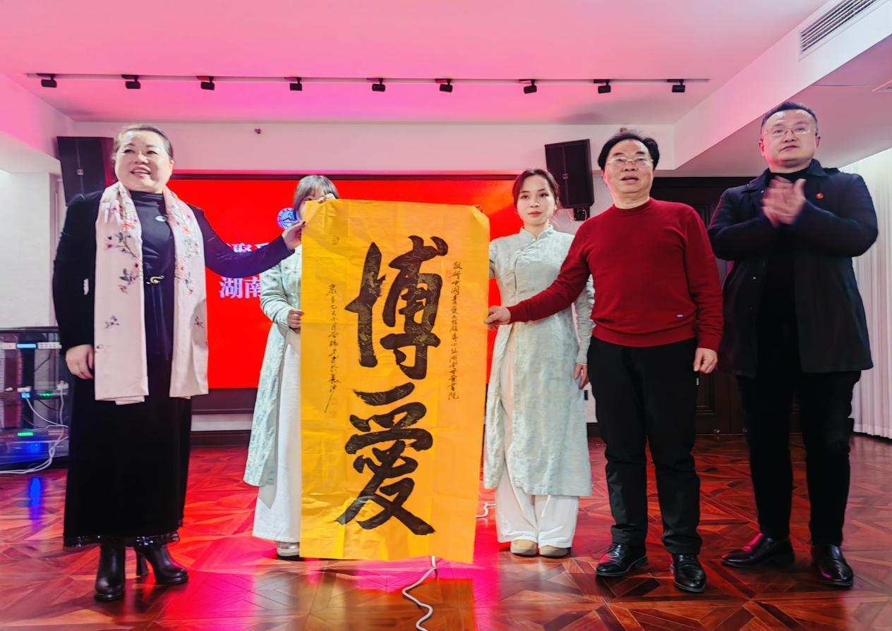 紮根人民 書法“五進”——曾昭才先生的藝術堅守與人民情懷