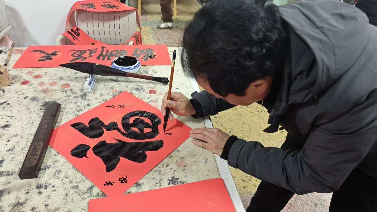 紮根人民 書法“五進”——曾昭才先生的藝術堅守與人民情懷