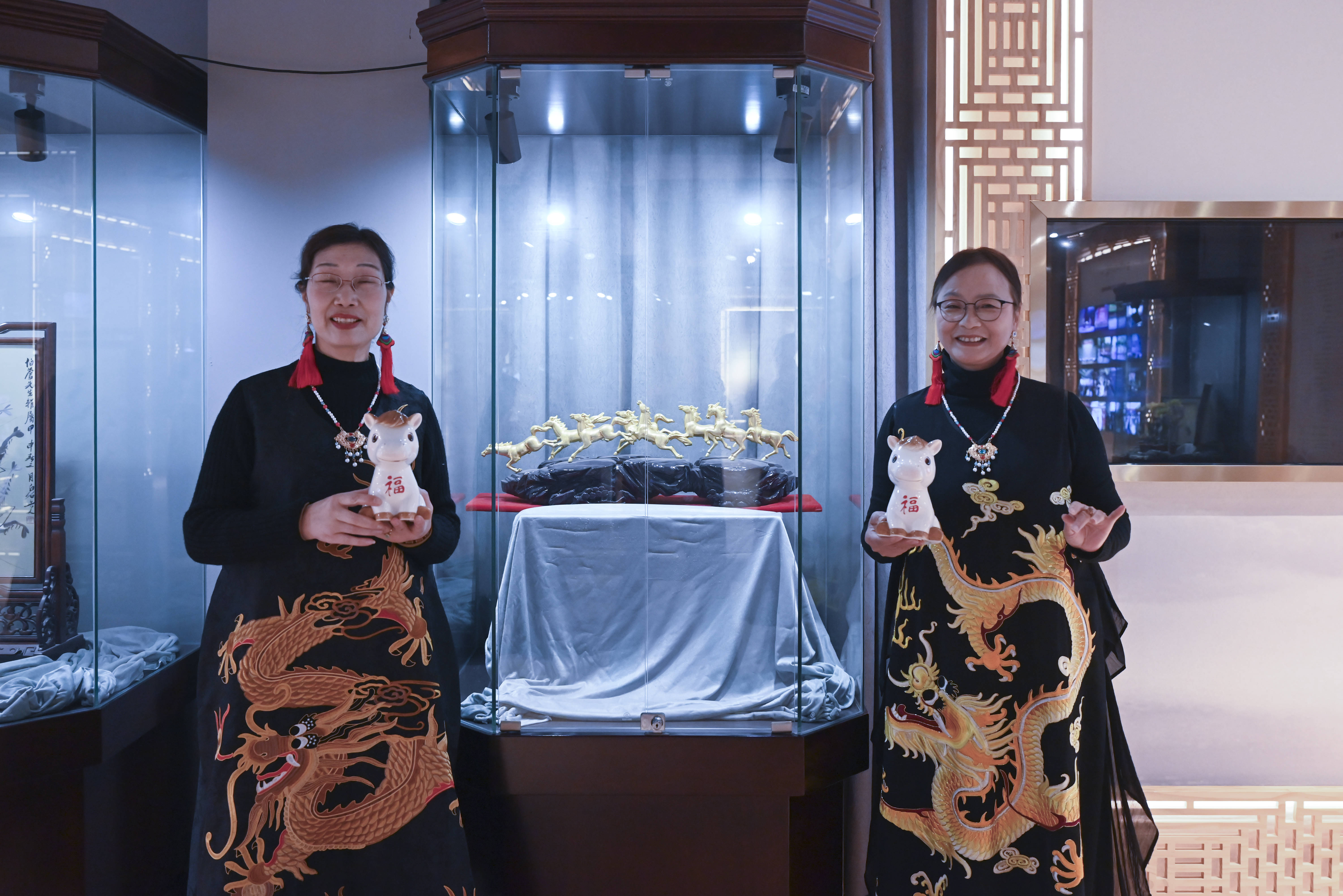 原創[文化揚州]歡天喜地迎馬年！當刺繡華服邂逅非遺與書畫