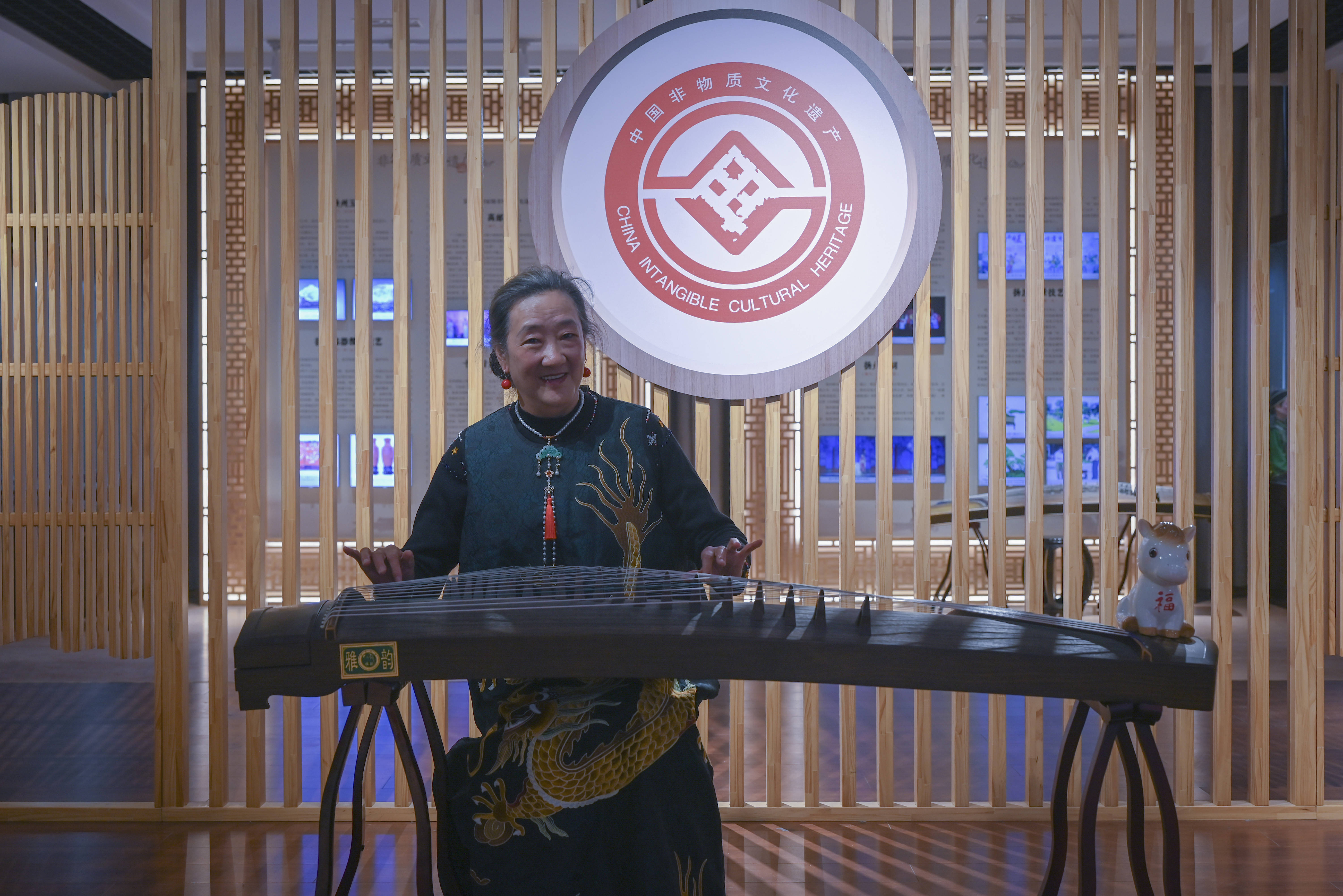 原創[文化揚州]歡天喜地迎馬年！當刺繡華服邂逅非遺與書畫