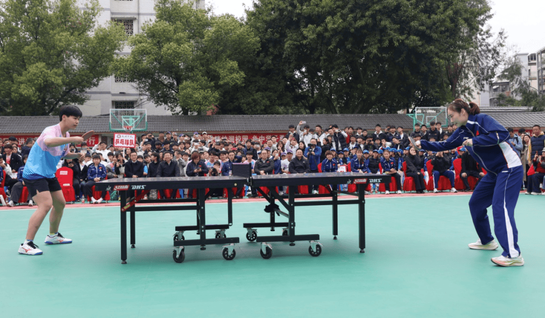 國乒隊員走進重慶市兩所中學互動交流