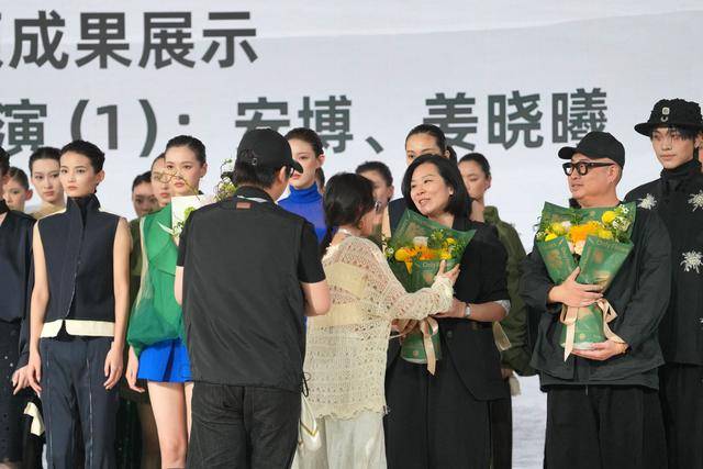 “時尚100”秀演走進央美美術館，“光禾作用”系列展示女性力量