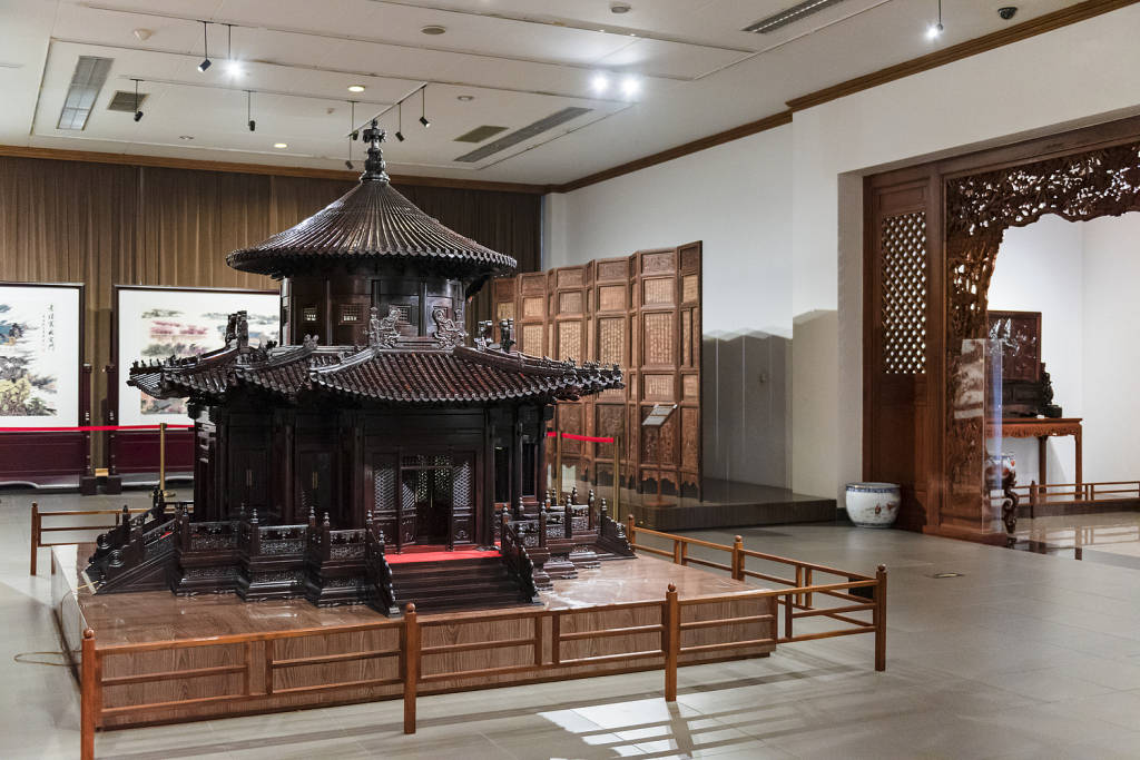 曾經的女首富陳麗華和她的紫檀收藏