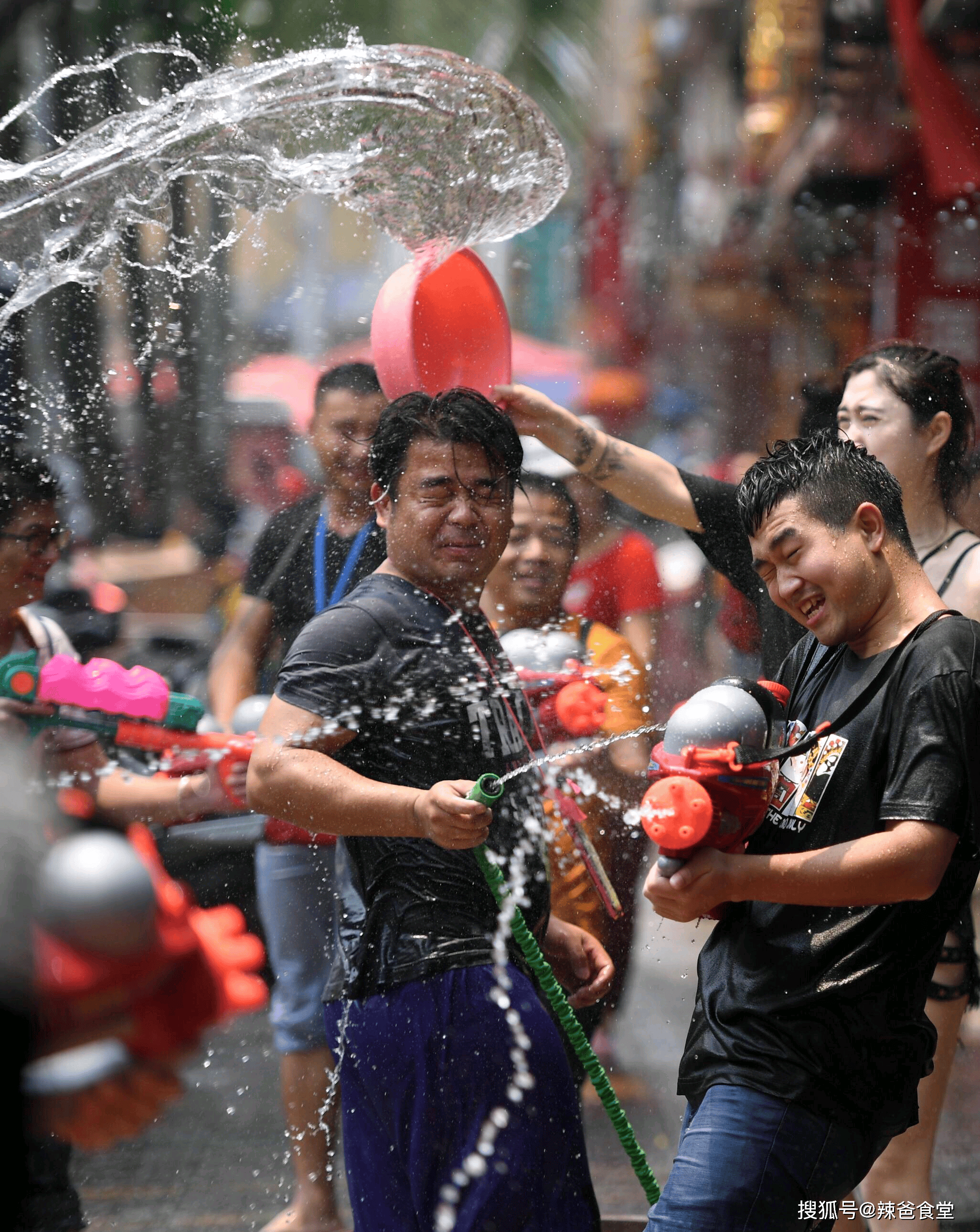 雲南傣族“潑水節”全民狂歡！民俗文化與傣味美食，你心動了嗎？